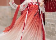 A Glance at the Elegant Pink Engagement Cheongsam as a Toast-Giving Attire