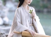Embroidery on Traditional Chinese Womens Clothing:The Splendor of Tangzhuang Fashion