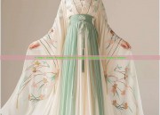A Short Green Ponyskin Skirt:A Fashion Statement for Modern Women