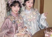 The Simple Charm of Traditional Hanfu Fashion