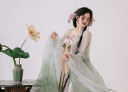 Maternal Winter Attire:The Allure of Hanfu Family Match for a Mother and Child