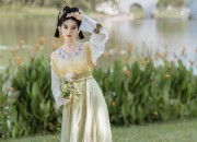 The Splendor of Horseface Skirt and Pearl Waist Chain:A Blend of Elegance and Tradition