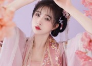 Enhancing Hanfu Photoshoots with Creative Props