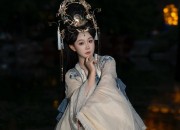 The Charm of Light-Colored Horseface Skirt