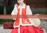 The Splendor of Jade-Green Hanfu:The Story of Golden Bell汉服之美—青玉金铃