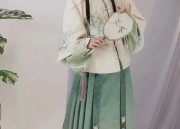 Elegant Silk Cheongsam Dress:A Blend of Traditional Charm and Modern Elegance