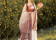 The 17-Year-Old High School Student and the Rise of Hanfu Fashion for Girls