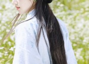 Mini-Sized Elegance:The New Chinese Red Pony Skirt with a Modern Twist