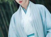 Traditional Chinese Womens Hanfu Clothing:The Chest-High Style for Modern Students