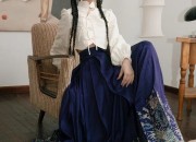 Traditional Chinese Womens Attire:The Charm of Mandarin Jackets with Horse-Face Skirts