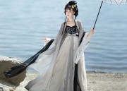 Elegant Traditional Attire for Ear-Cleaning Specialists:The Revival of Hanfu Fashion