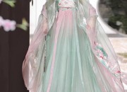 The Allure of Qipao in Modern Weddings:A Blend of Tradition and Elegance