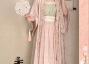 Ancient Charm Revived:The Evolution of Hanfu as Traditional Performance Attire