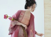 The Enigma of Cheongsam Petticoats and Pearl Adornments:A Cultural Exploration