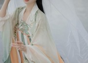 The Journey of a 8-Year-Old Girl in Traditional Hanfu Fashion