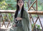 Little Girls in Traditional Charm:The Revival of the Cheongsam Flag袍
