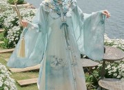 The Chic Xiaoxiang Style Meets the Traditional Maomian Skirt