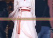 The Splendor of Hanfu:A Red Intersection-Collared Beauty