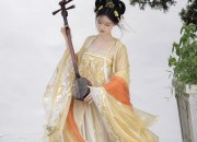 The Splendor of Hanfu Under a Cloudless Blue Sky