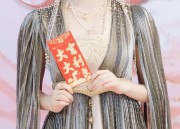 Commuting in Daily Life:The Cold,Elegant Charm of Hanfu Fashion