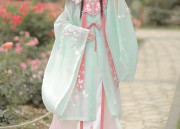 Chinese-Style Golden Silk Velvet Tang Suit Jacket:A Blend of Tradition and Modern Elegance