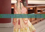 A Neck-Hugging Cheongsam as a Toast-Wearing Ceremonial Outfit:Traditional Elegance Reimagined