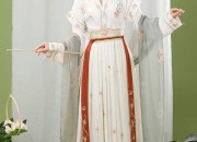 Reinventing Traditional Chinese Fashion:The New-Age Hanfu Ensemble