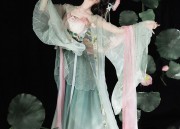 The Intricate Charm of Qipaos Waistbands:A Journey Through Traditional Chinese Elegance