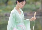 The Splendor of Yang Guifei in Oversized Hanfu Traditional Attire