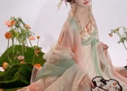 Embracing Traditional Elegance:The Youthful Qipao in Modern Ode to China