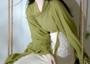 Styling a Close-fitting Jacket with a Horseface Skirt:A Guide to Perfection