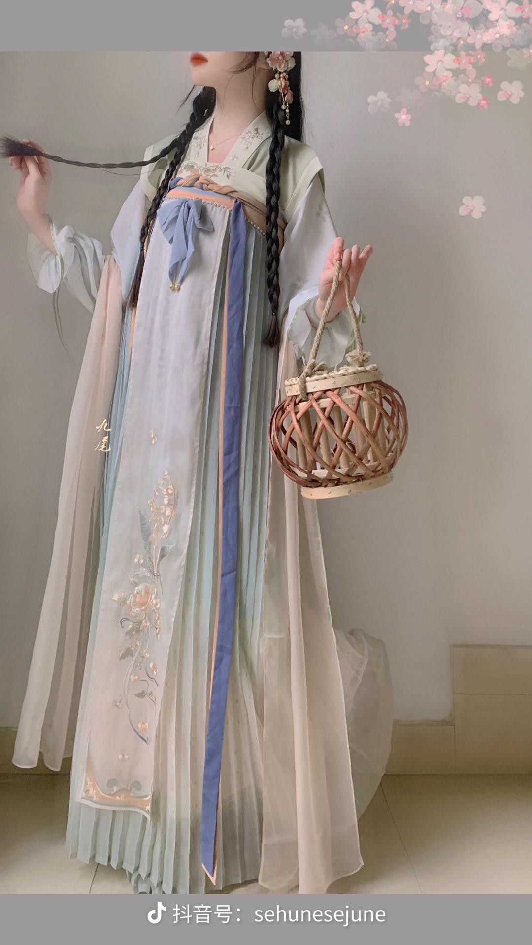 The Rise of Hanfu Fashion in 2021:Cultural Revival or Fashion Trend? The Rise of Hanfu Fashion in 2021:Cultural Revival or Fashion Trend?