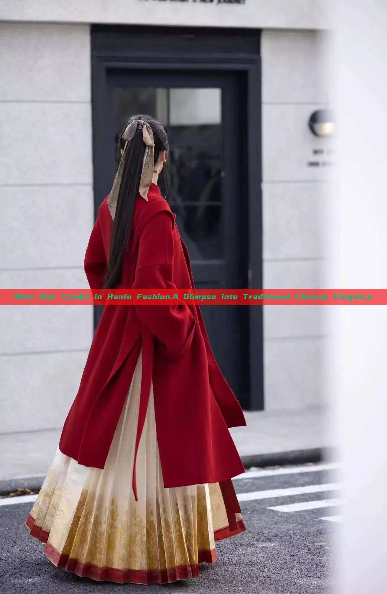 Blue Hair Combs in Hanfu Fashion:A Glimpse into Traditional Chinese Elegance Blue Hair Combs in Hanfu Fashion:A Glimpse into Traditional Chinese Elegance