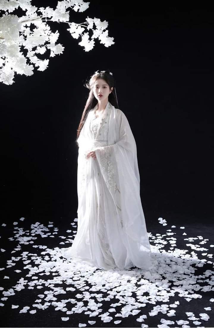 Embracing the New-Age Qipao:The Rise of the Modern Chinese Cheongsam with its Hourglass Shape Embracing the New-Age Qipao:The Rise of the Modern Chinese Cheongsam with its Hourglass Shape
