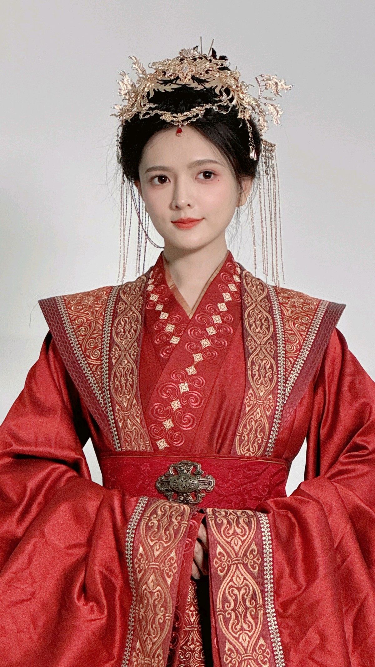 Embracing Tradition:The Rise of Qipao with Lace-Lined Pants