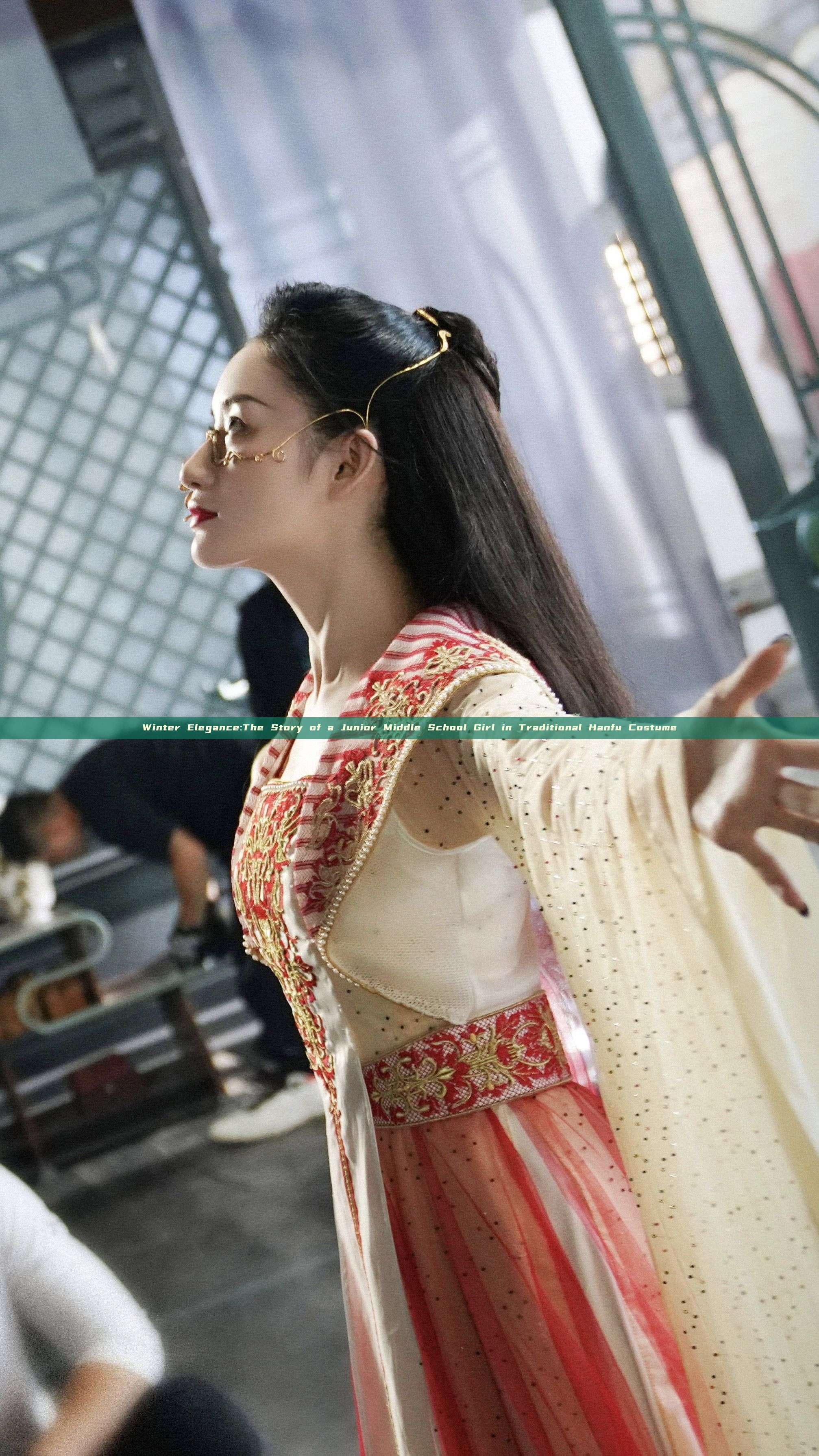 Winter Elegance:The Story of a Junior Middle School Girl in Traditional Hanfu Costume Winter Elegance:The Story of a Junior Middle School Girl in Traditional Hanfu Costume