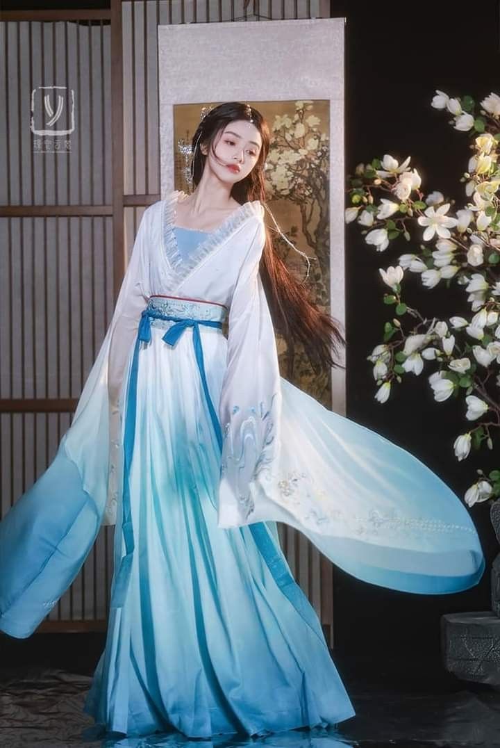 Lanruo Courts Genuine Hanfu:Embracing the Splendor of Springtime Lanruo Courts Genuine Hanfu:Embracing the Splendor of Springtime