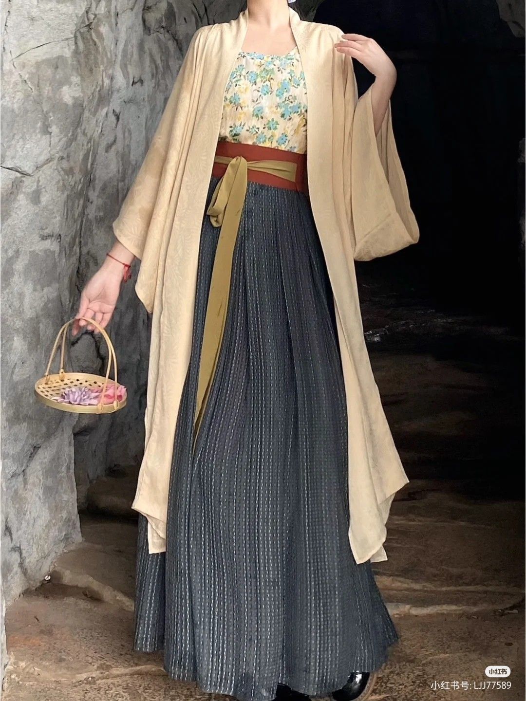 Chinese-Style Childrens Hanfu New Years Celebration Outfits for Girls Chinese-Style Childrens Hanfu New Years Celebration Outfits for Girls