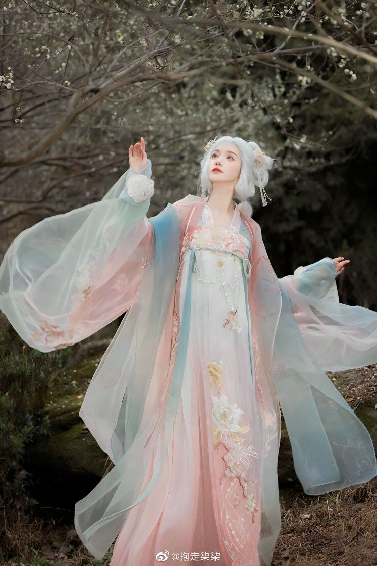 Innovations in Summer Cheongsam Design:Embracing Traditional Elegance with Modern Comfort