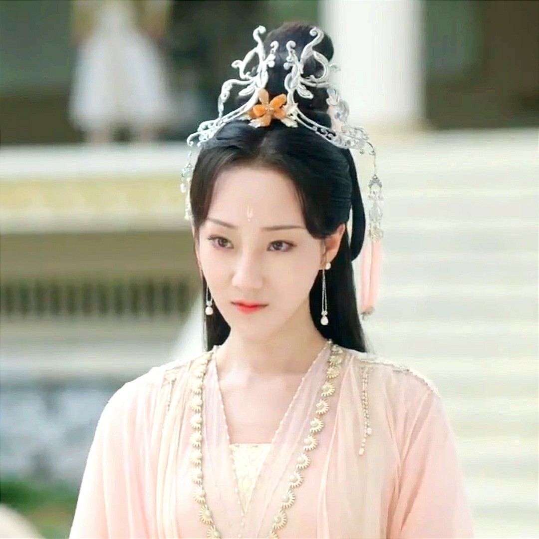 Traditional Tang Suit and Modern Straight-Cut Pants:A Blend of Ancient and Modern Fashion Traditional Tang Suit and Modern Straight-Cut Pants:A Blend of Ancient and Modern Fashion