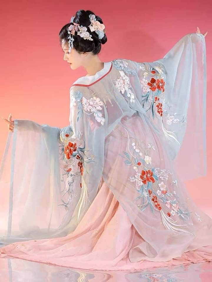 Embracing Innovation:The Evolution of the Modern Cheongsam Embracing Innovation:The Evolution of the Modern Cheongsam