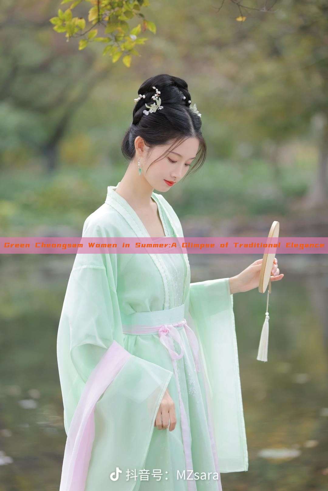 Green Cheongsam Women in Summer:A Glimpse of Traditional Elegance Green Cheongsam Women in Summer:A Glimpse of Traditional Elegance