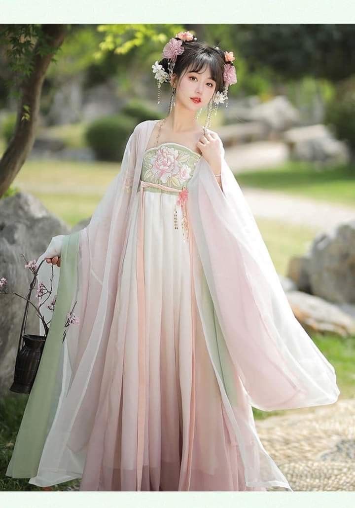 The Splendor of a Hanfu Bride:The Traditional Wedding Gown and Grand Ceremony