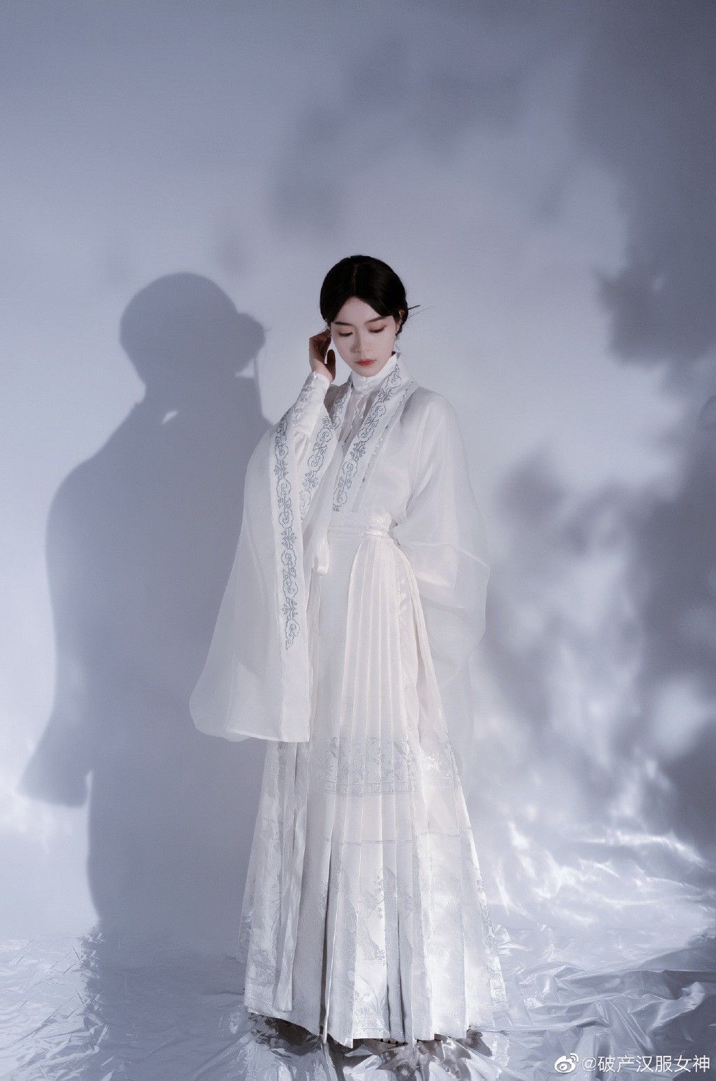 Mulans Robes:Exploring the Cultural Significance of Hanfu Fashion in Traditional Chinese Beauty Mulans Robes:Exploring the Cultural Significance of Hanfu Fashion in Traditional Chinese Beauty