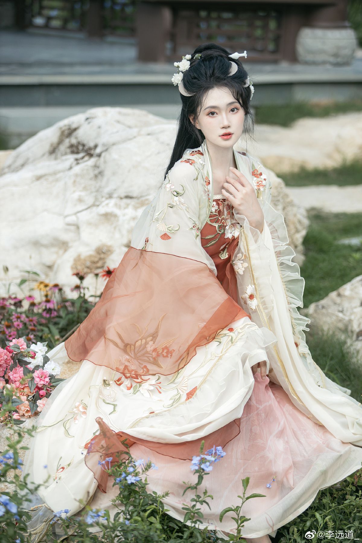 The Elegance of a Black-Lined Horseface Skirt