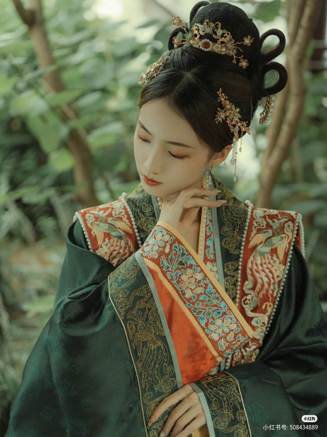 The Splendor of Outer Hanfu:Exploring the Beauty of Broad-sleeved Outerwear