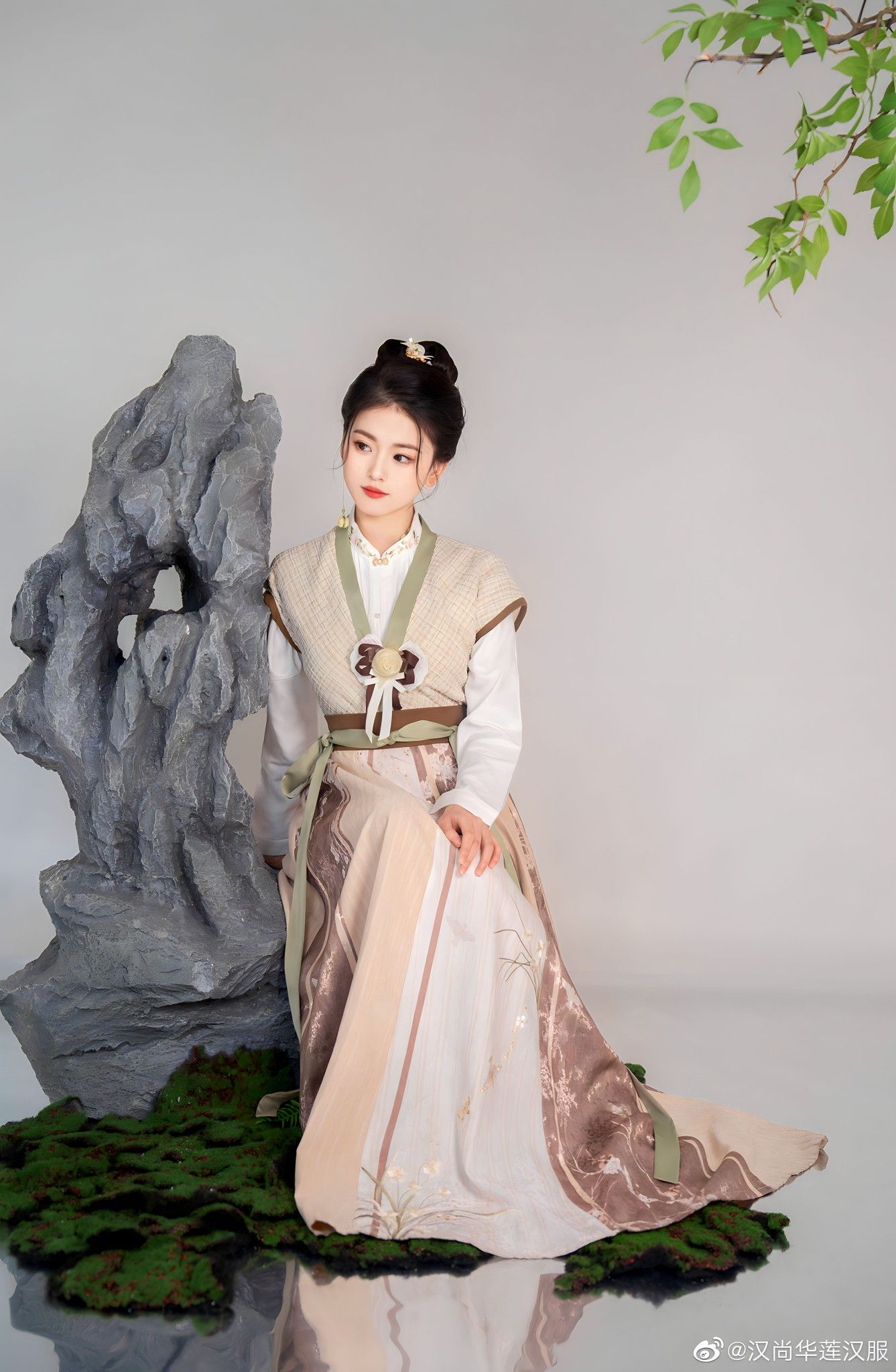 Pavilion Skirt with Horseface Design:The New Autumn-Winter 2023 Trend
