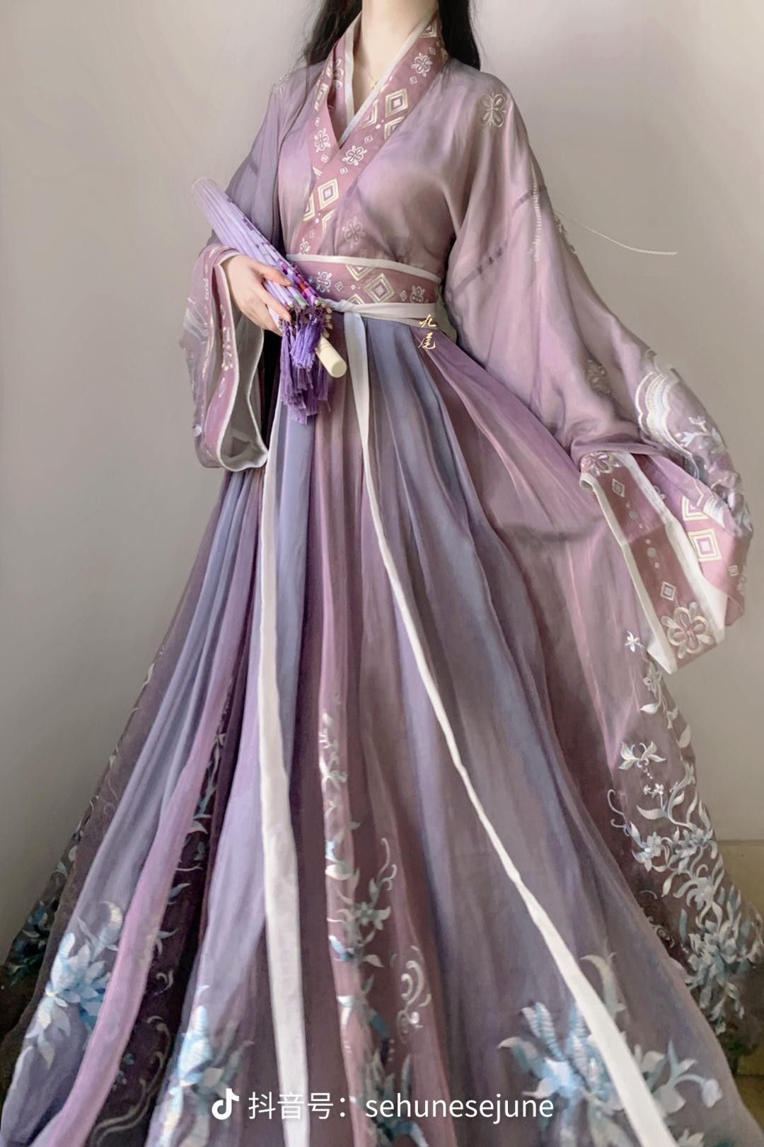 The Revival of Cheongsam in the 40s and 50s:A Mature Fashion Statement The Revival of Cheongsam in the 40s and 50s:A Mature Fashion Statement
