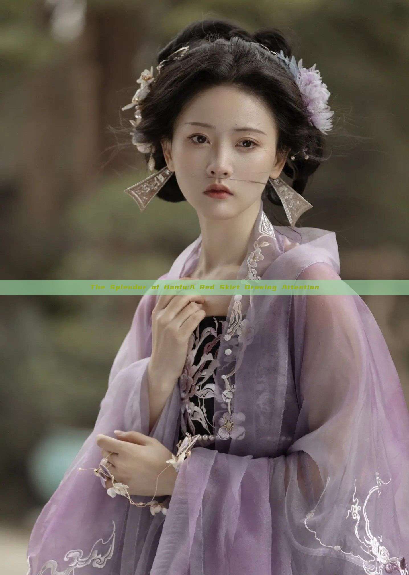 The Splendor of Hanfu:A Red Skirt Drawing Attention The Splendor of Hanfu:A Red Skirt Drawing Attention