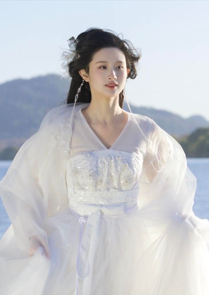 White Blouse with a Touch of Elegance:Pairing with a Traditional Horseface Skirt White Blouse with a Touch of Elegance:Pairing with a Traditional Horseface Skirt